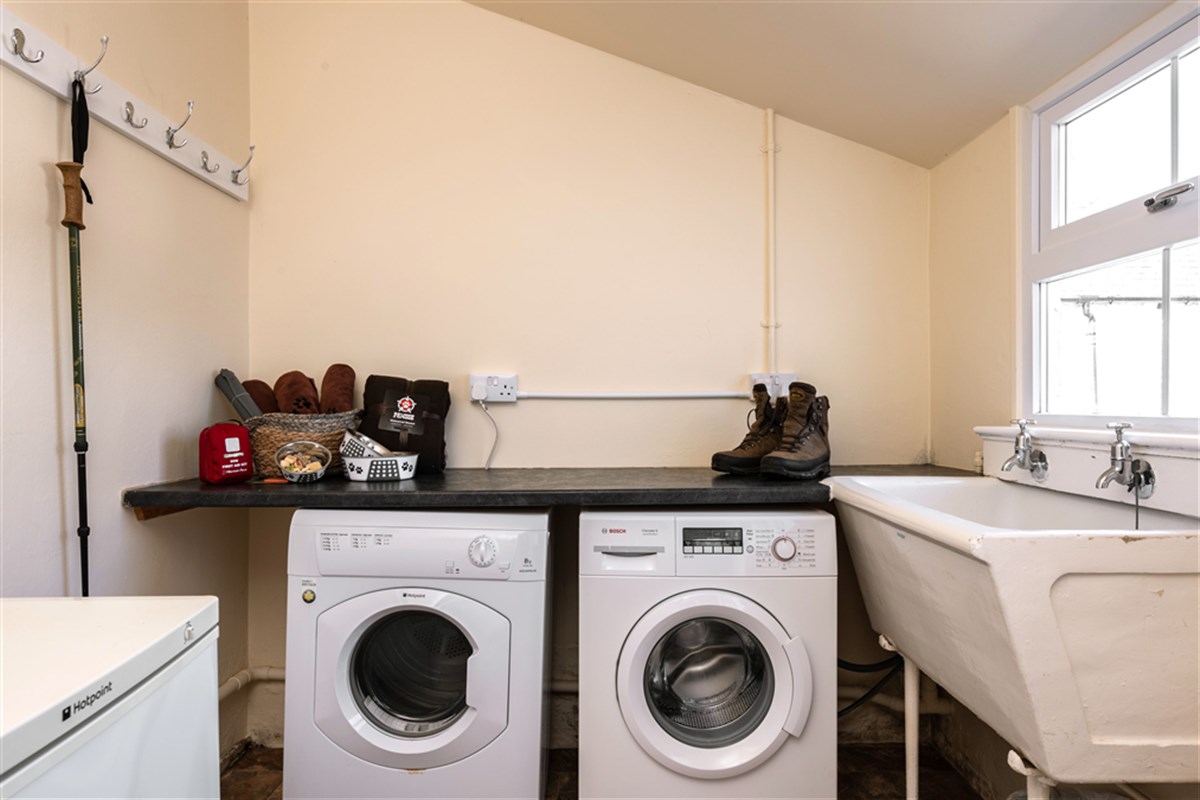 Buanderie hors cuisine avec congélateur 3 tiroirs, lave-linge, sèche-linge et grand évier