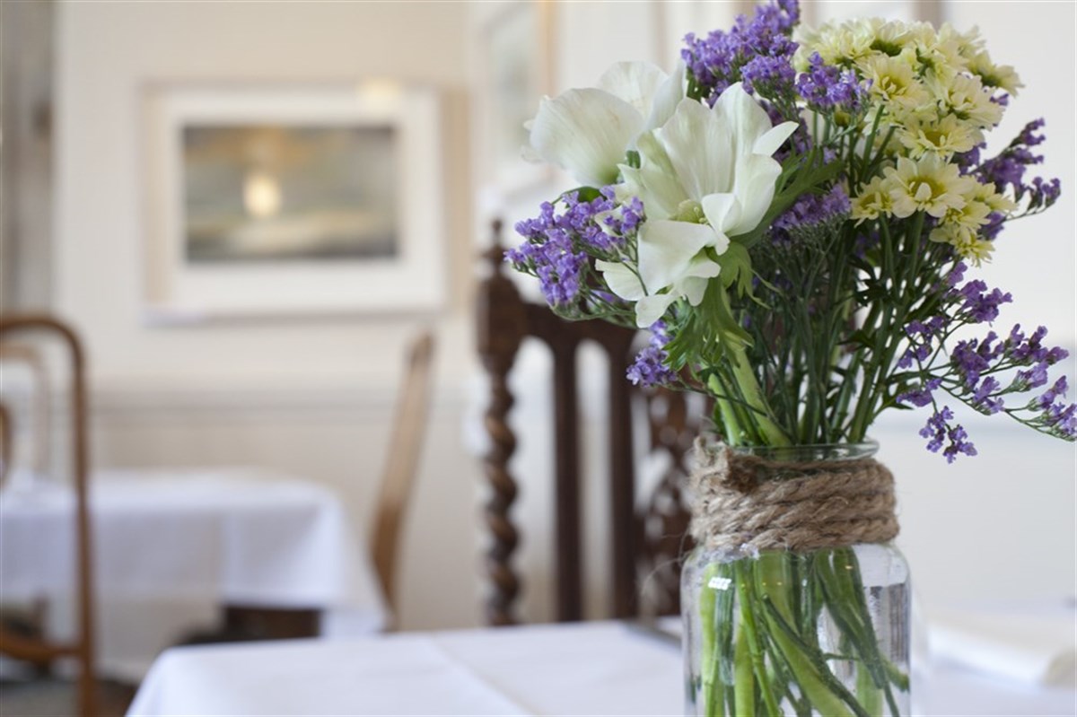 Blumen im Morgenlicht im Amberley Inn