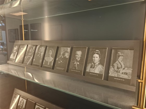 Piastrelle incise "Sostenitrici del suffragio femminile" create dall'artista vincitrice del Turner Prize Gillian Wearing (nata nel 1963)