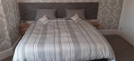 Nuevo gran baño Super King con sillas cómodas y refrigerador