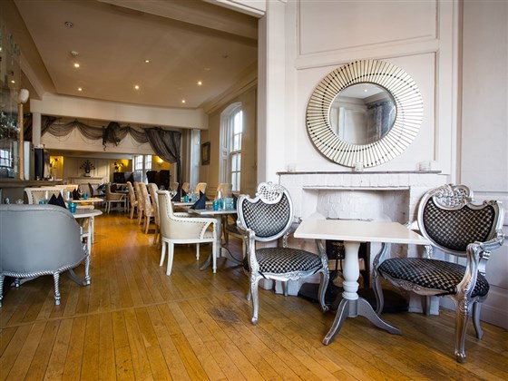 Bar and restaurant 