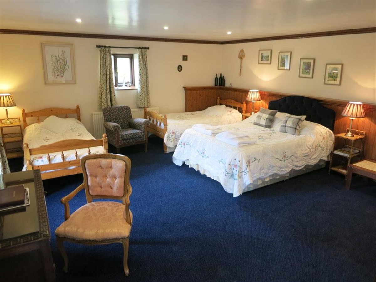 Family bedroom with en-suite bathroom