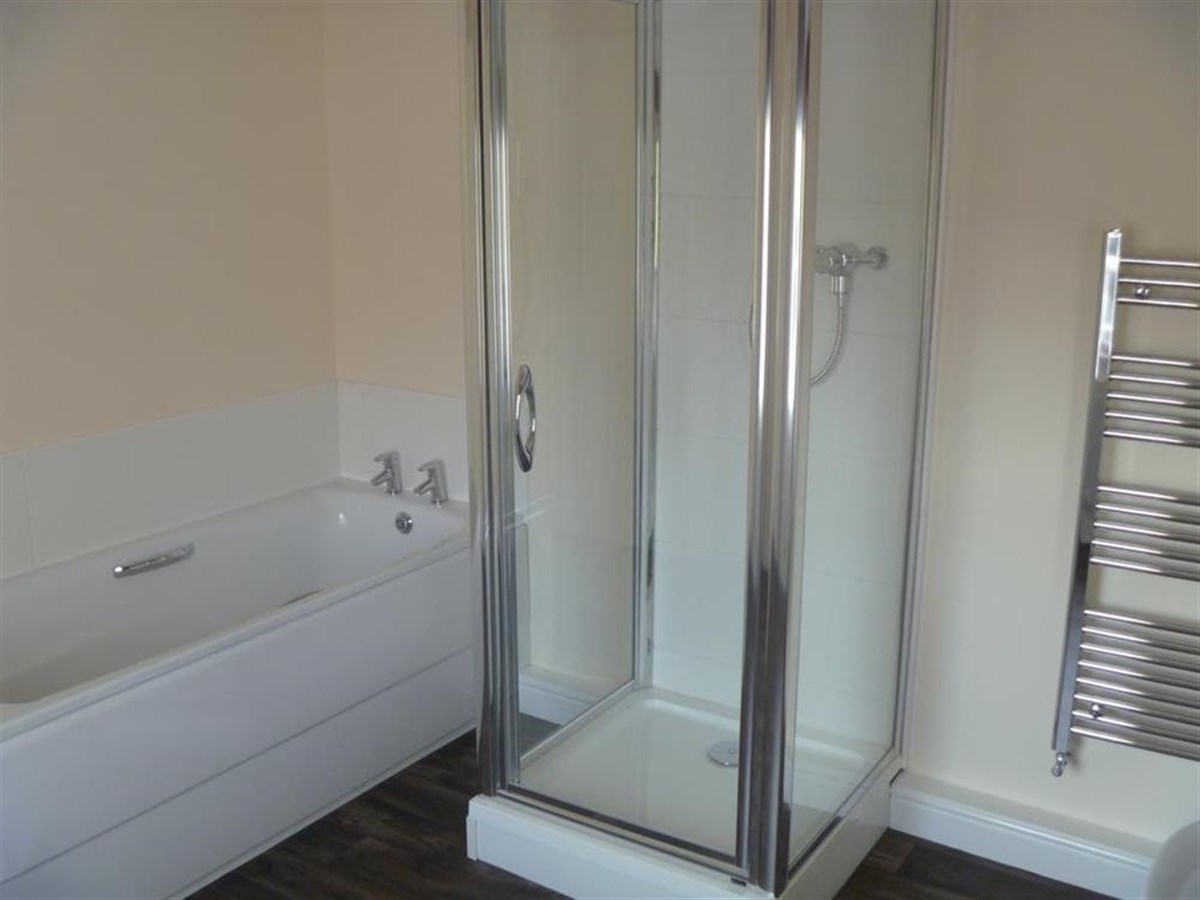 Geräumiges Badezimmer mit Dusche und Badewanne