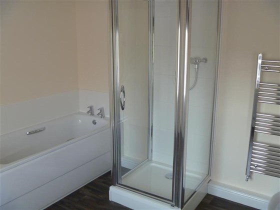 Geräumiges Badezimmer mit Dusche und Badewanne