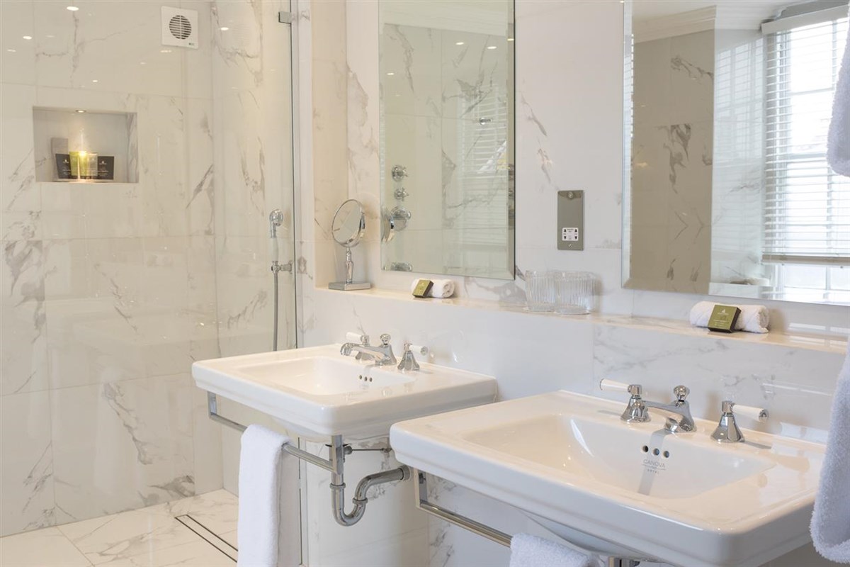 Alexandra Countess bathroom