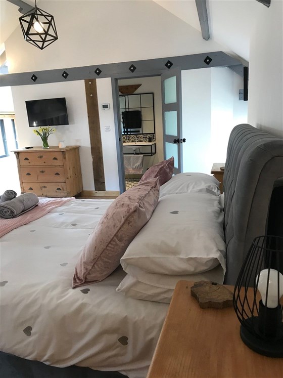 Honeymoon suite - View into bathroom from bedroom