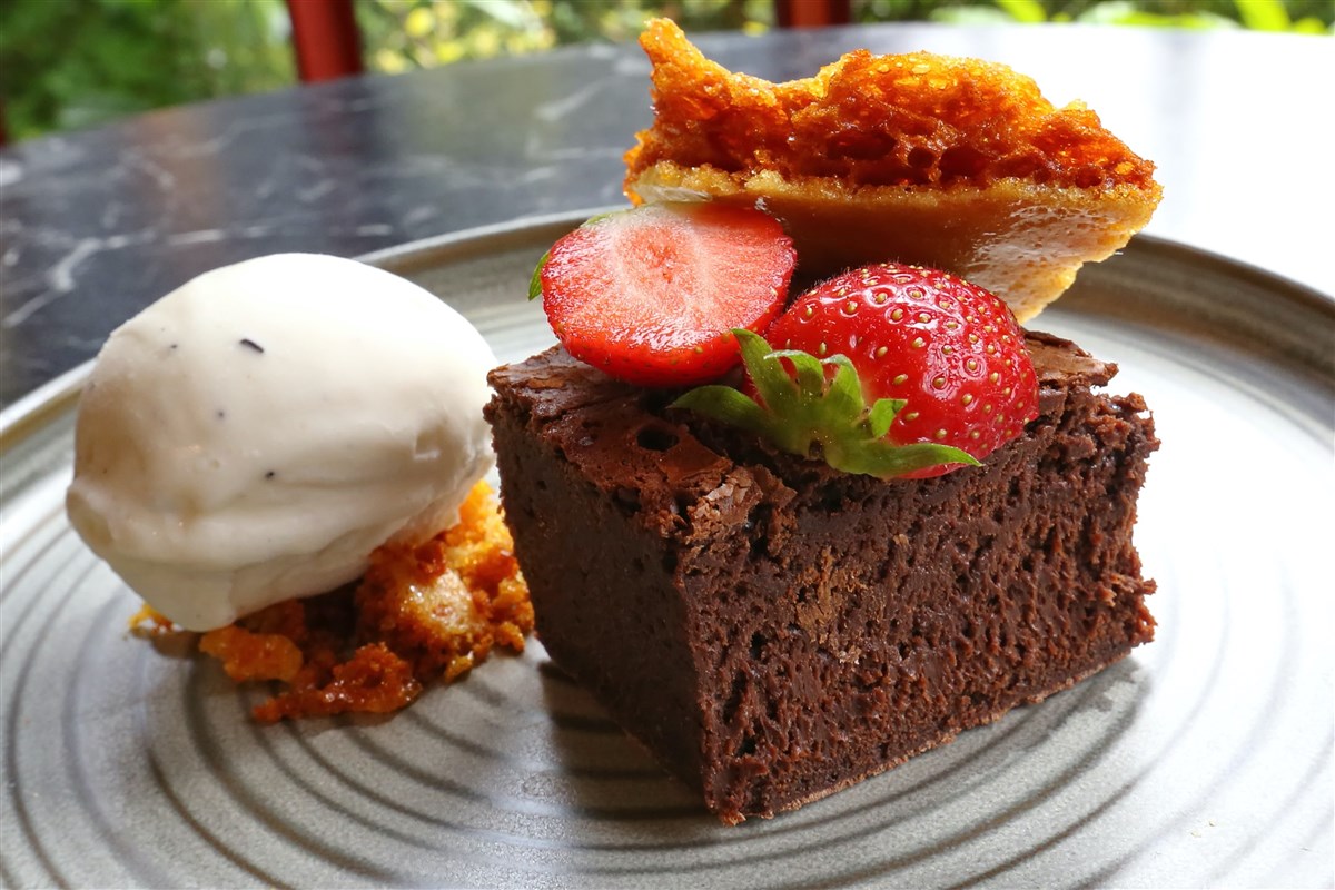 Brownie with honeycomb