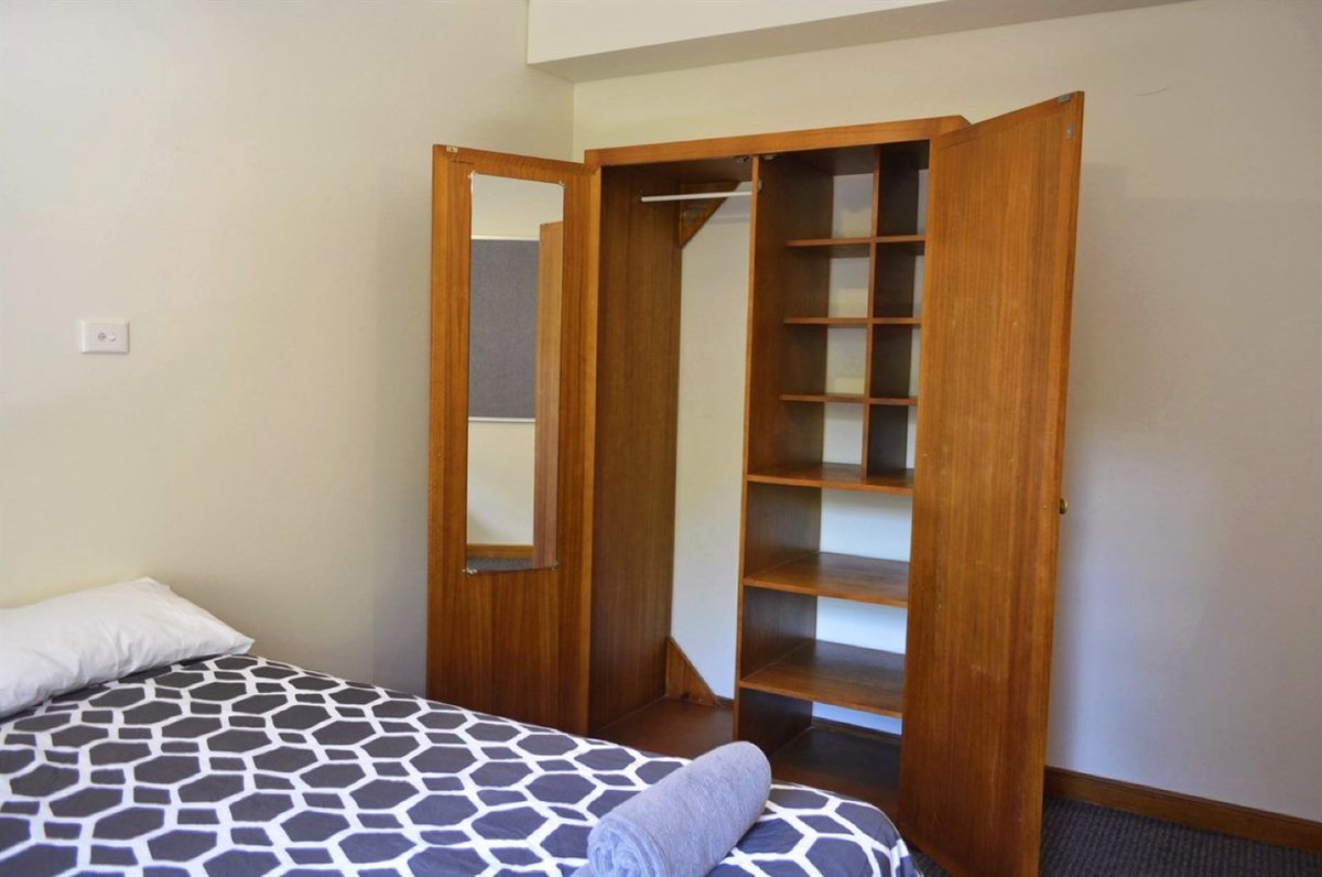 Armoire Hanks