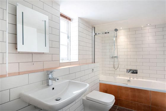 Suite bathroom