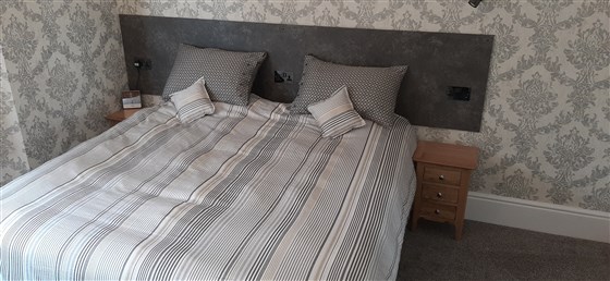 Nuevo gran baño Super King con sillas cómodas y refrigerador