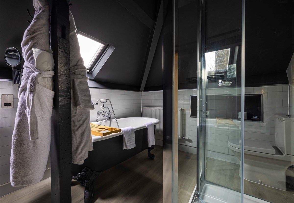 Poolside Suite bathroom