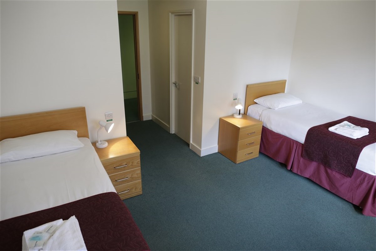 带连接浴室的双床间