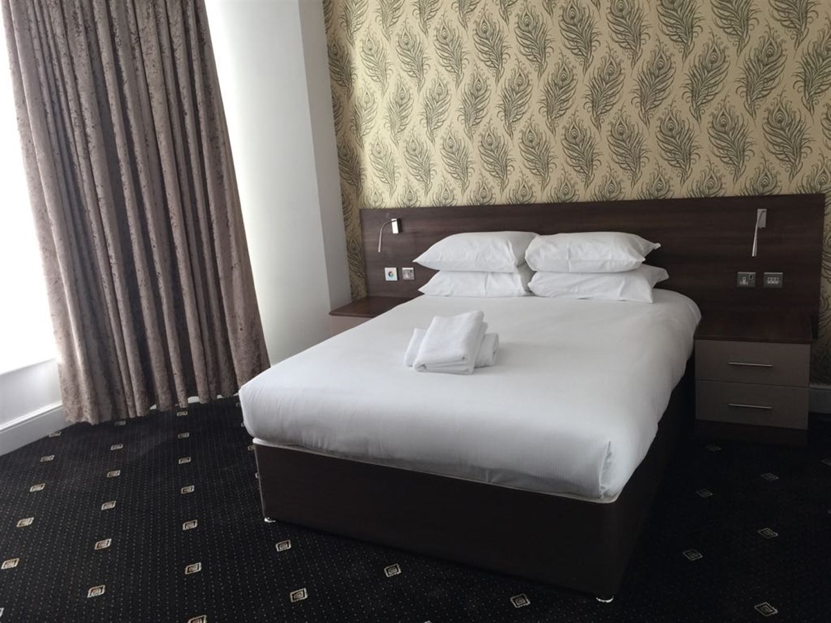 Quarto deluxe com cama king size - banheiro privativo com banheira e chuveiro