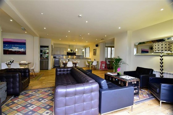 Große und moderne Gästelounge