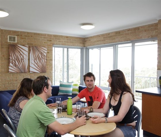 Gemeinschaftsbereich in einem Apartment mit sechs Schlafzimmern