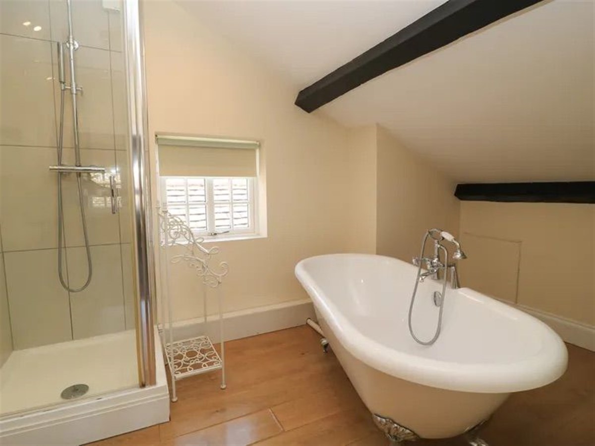 The Old Grocery En Suite Bathroom