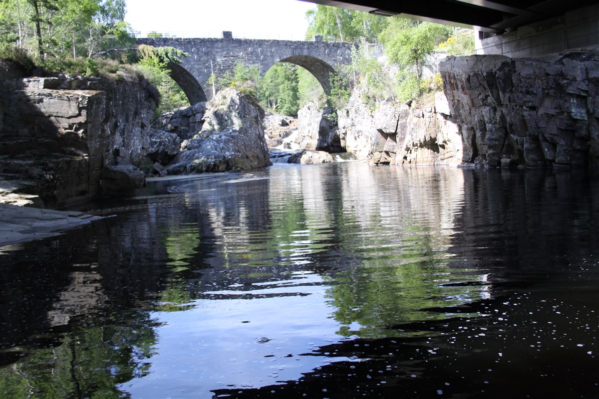 O Rio Black Water olhando para trás para a Ponte de Prata