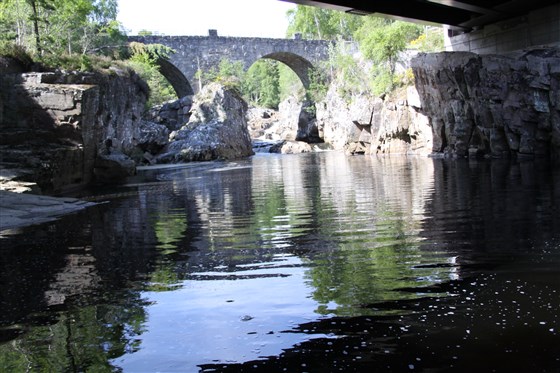 O Rio Black Water olhando para trás para a Ponte de Prata