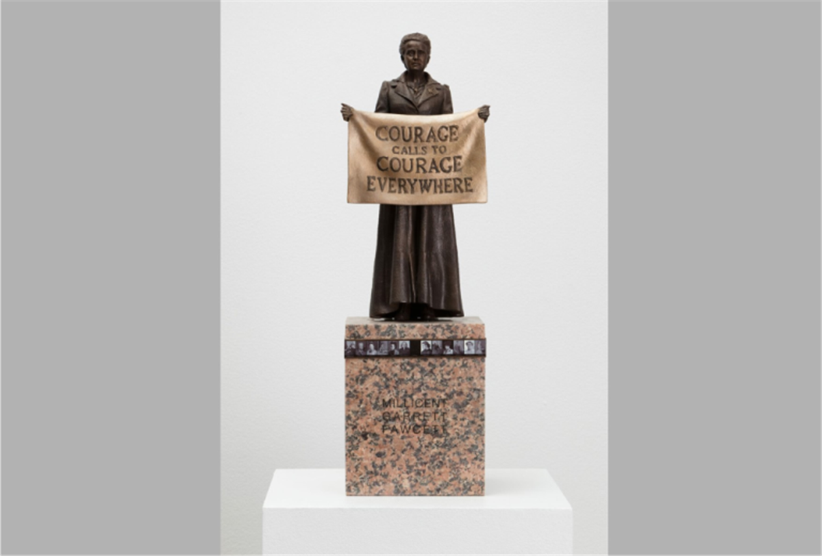 "Il coraggio chiama il coraggio ovunque" Gillian Wearing ha creato l'opera in onore della statua a grandezza naturale in Parliament Square