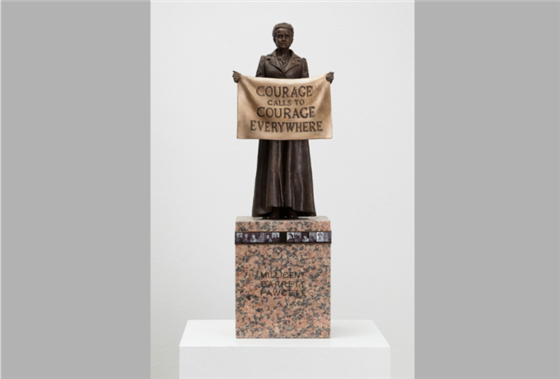"Il coraggio chiama il coraggio ovunque" Gillian Wearing ha creato l'opera in onore della statua a grandezza naturale in Parliament Square