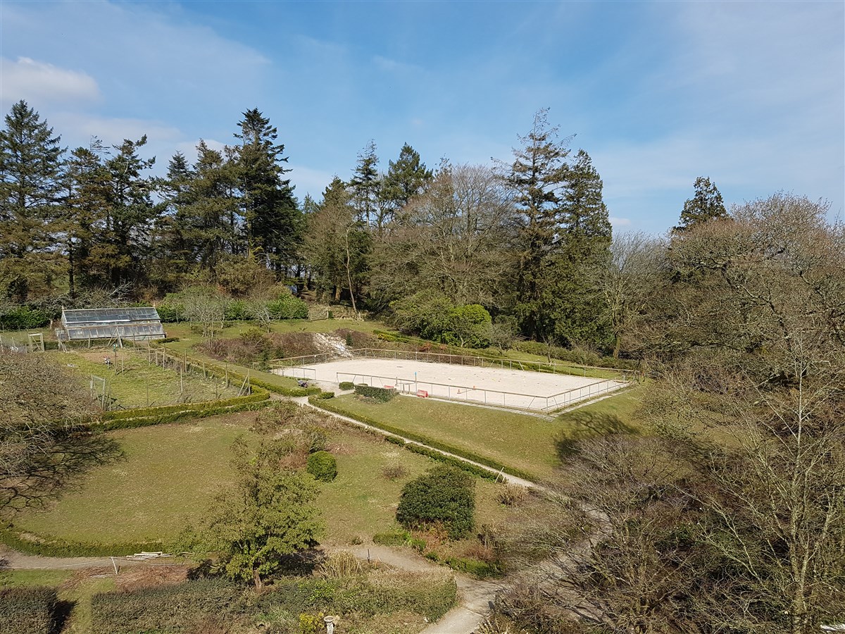 Vue depuis les chambres du dernier étage sur l'école de sable et les jardins