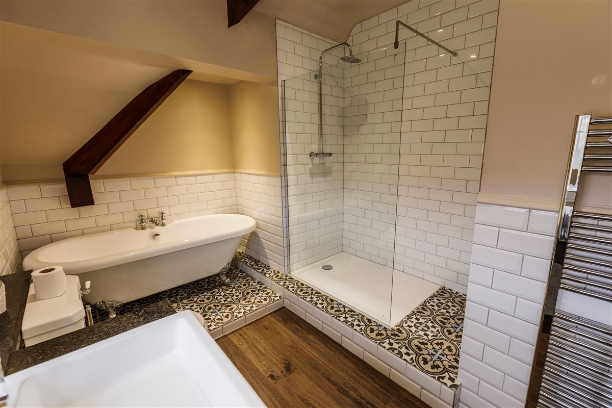 Room 14 Bathroom