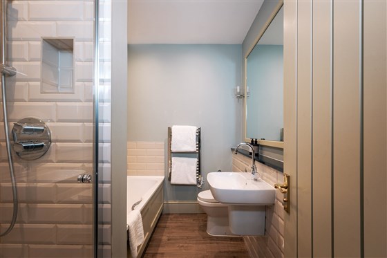  The Devonshire Fell Bathroom