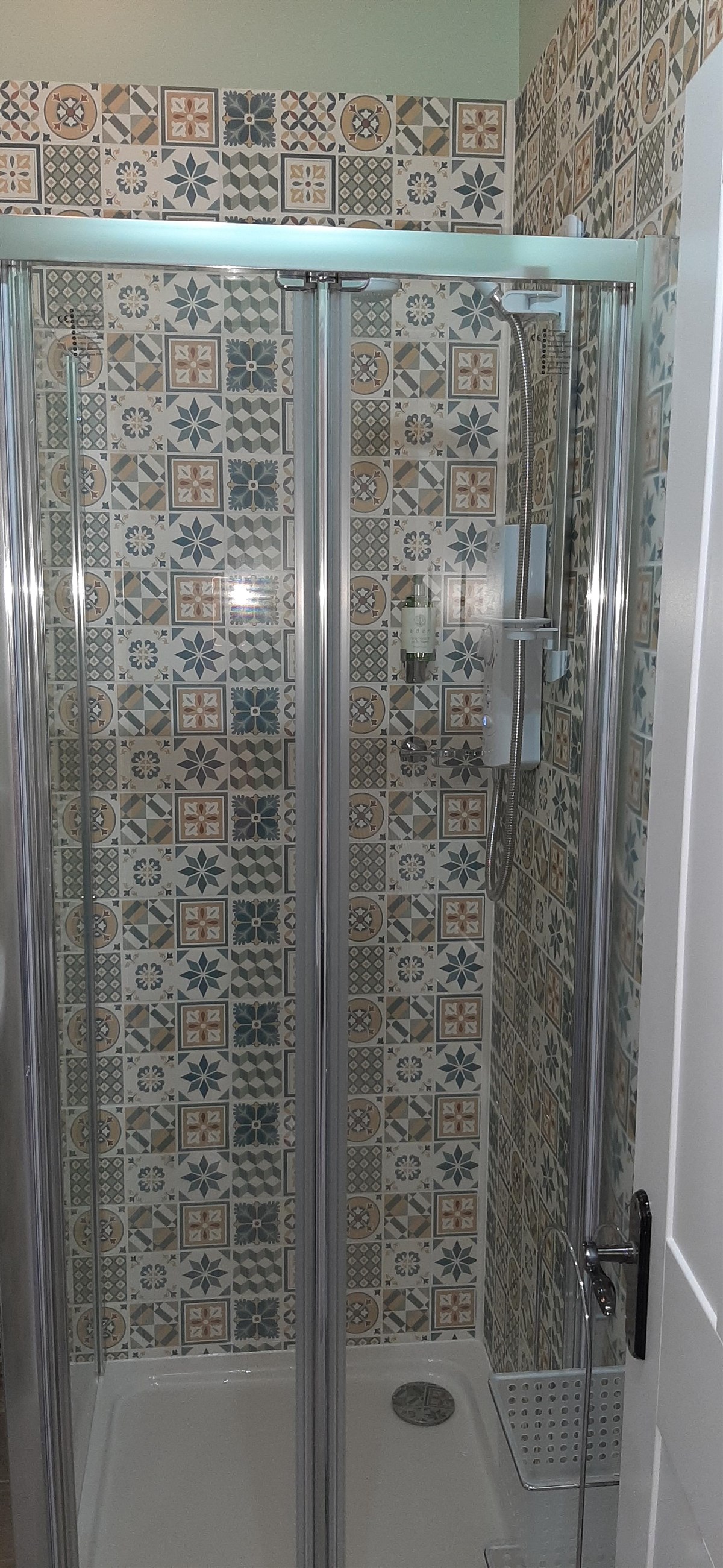 Nuevo gran baño Super King con sillas cómodas y cuarto de ducha con refrigerador