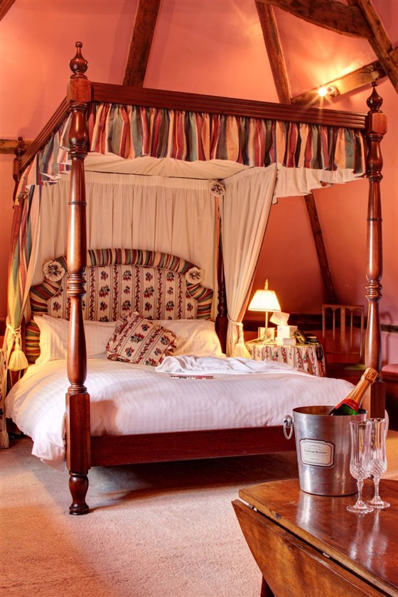 Camera con letto a baldacchino