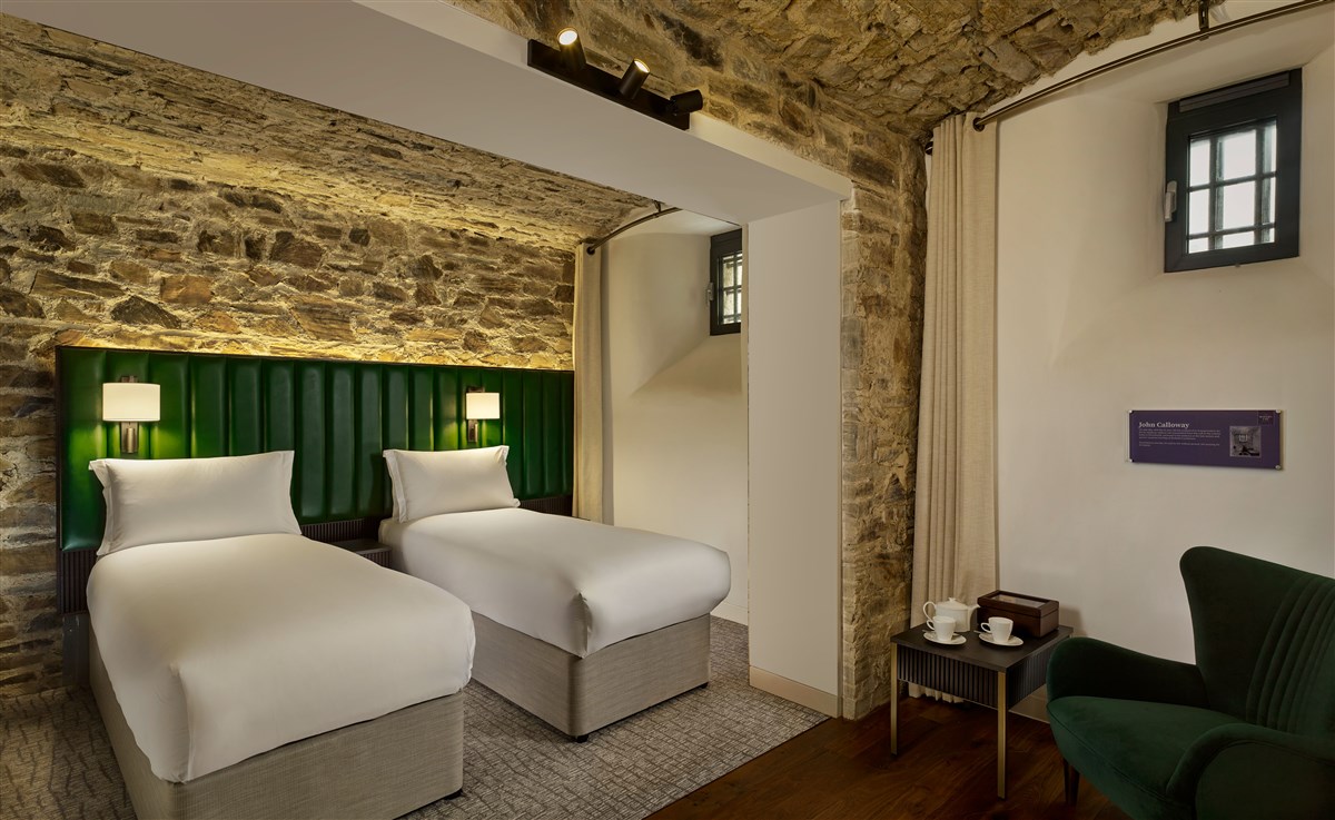 Twin bedroom