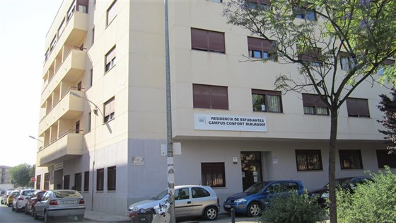 Foran bygningen
