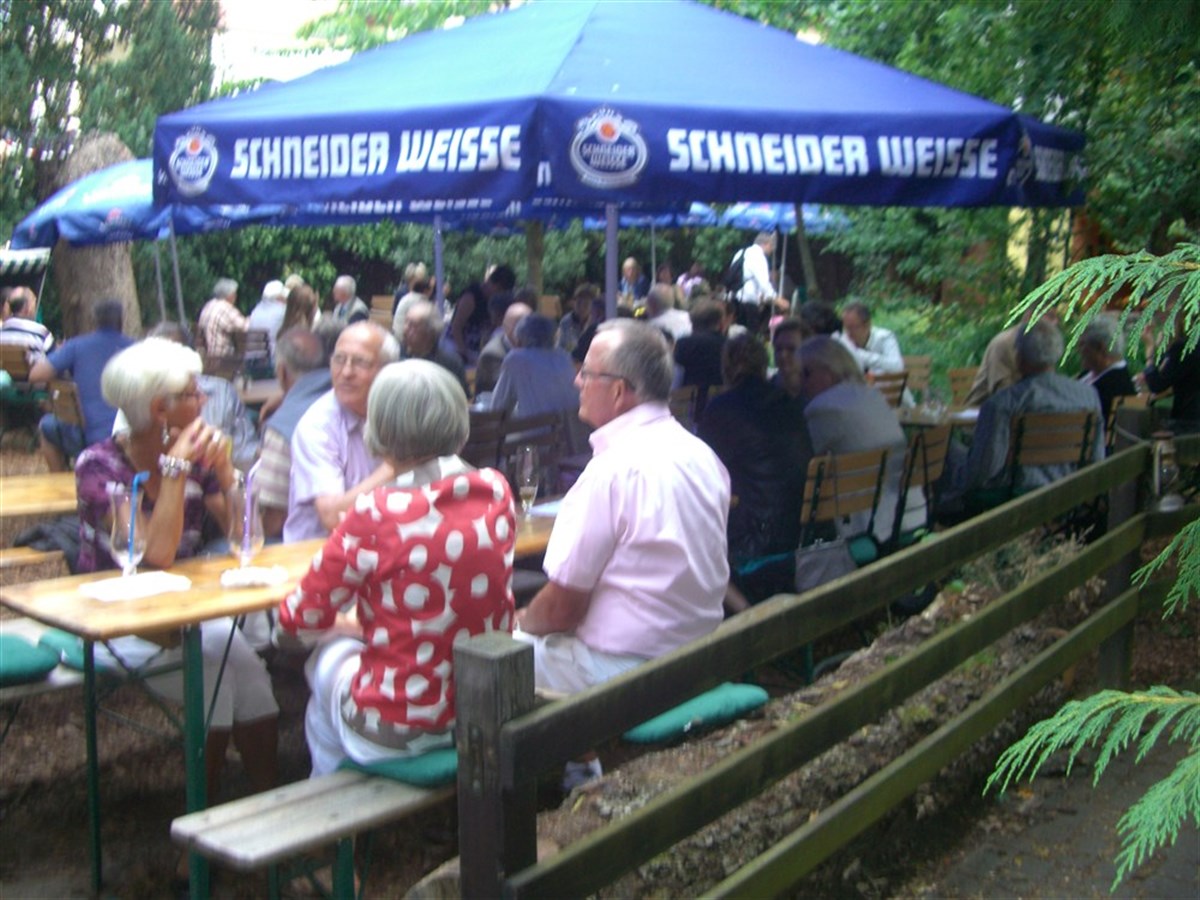 Biergarten mit 80 Plätzen unter Obstbäumen