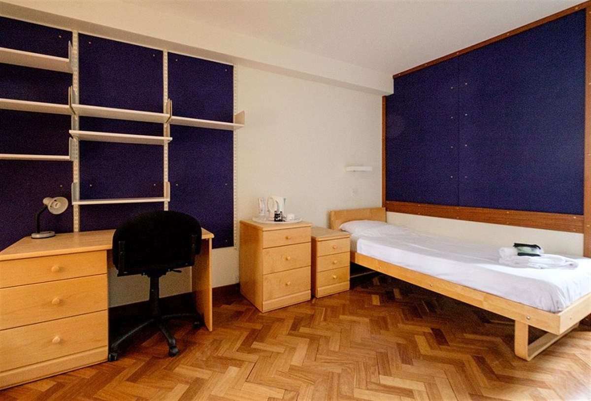 Camera standard a Cromwell Court