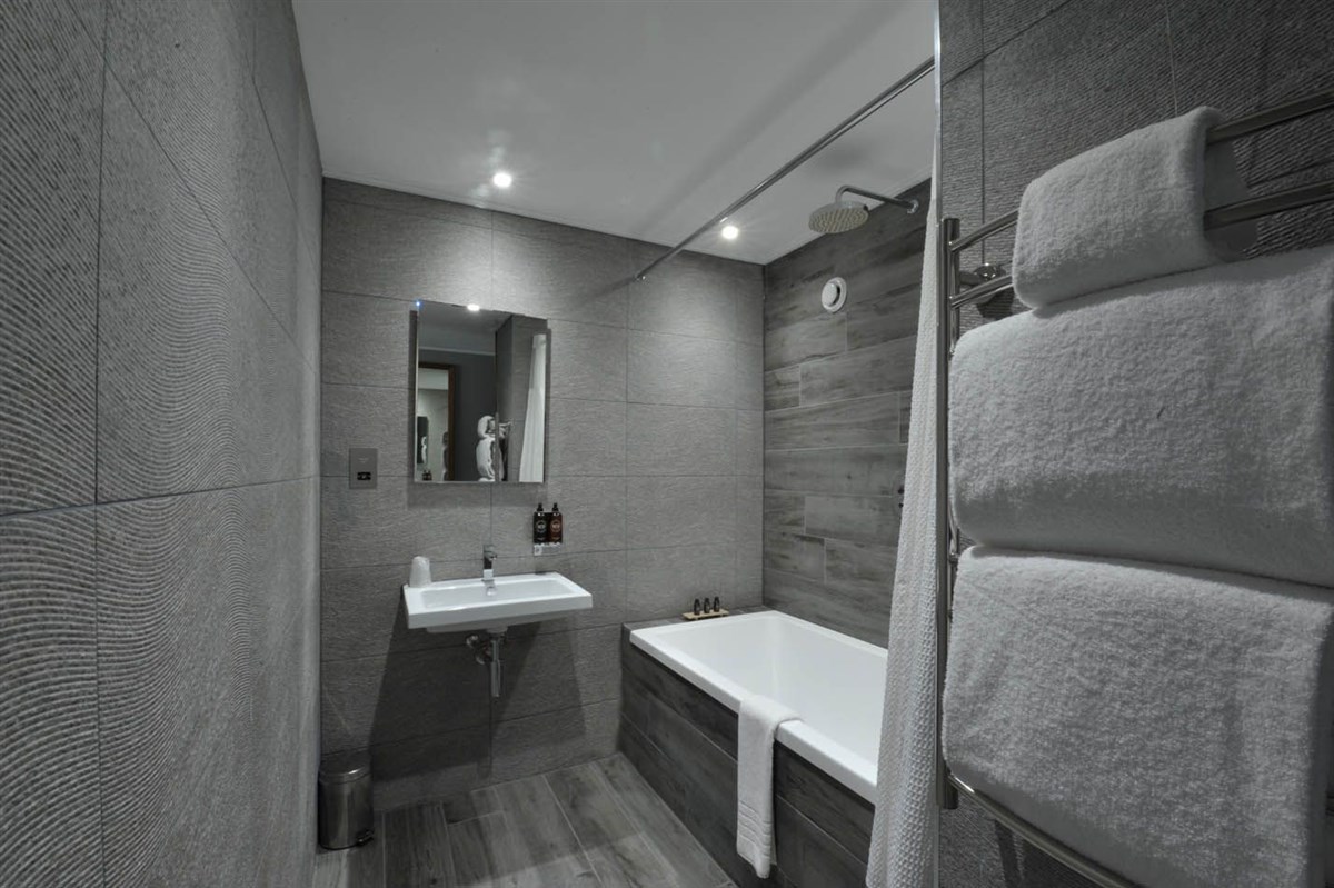 Munro Double Bathroom