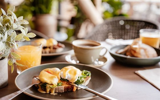 The Lakes by Yoo Bar & Kitchen, Lechdale, Cotswolds