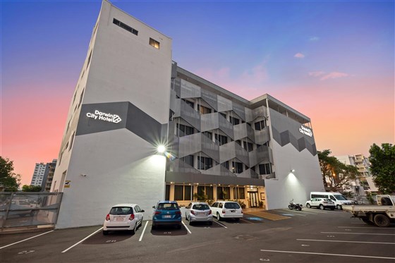 Rückansicht des Hotelgebäudes und Parkplatz