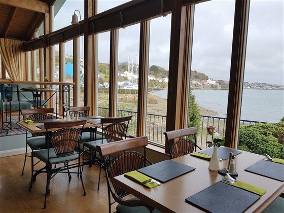 Lounge bar con vistas panorámicas a la ría de Cleddau