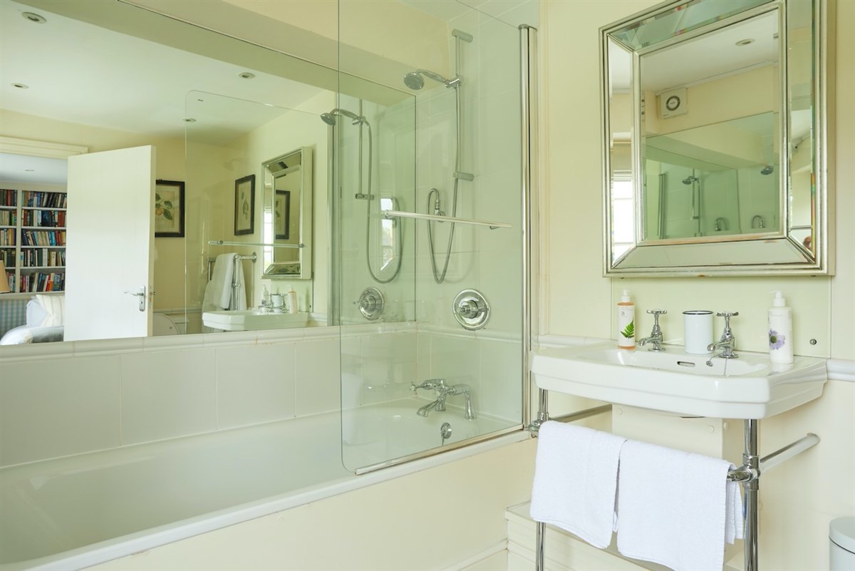 Guest bathroom, The Kingham Plough