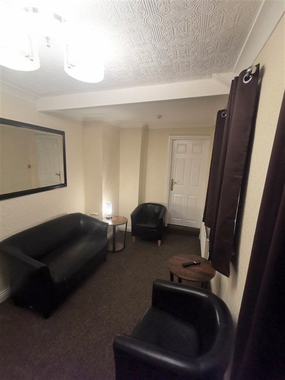Room 1 Lounge (Deluxe King with Lounge)