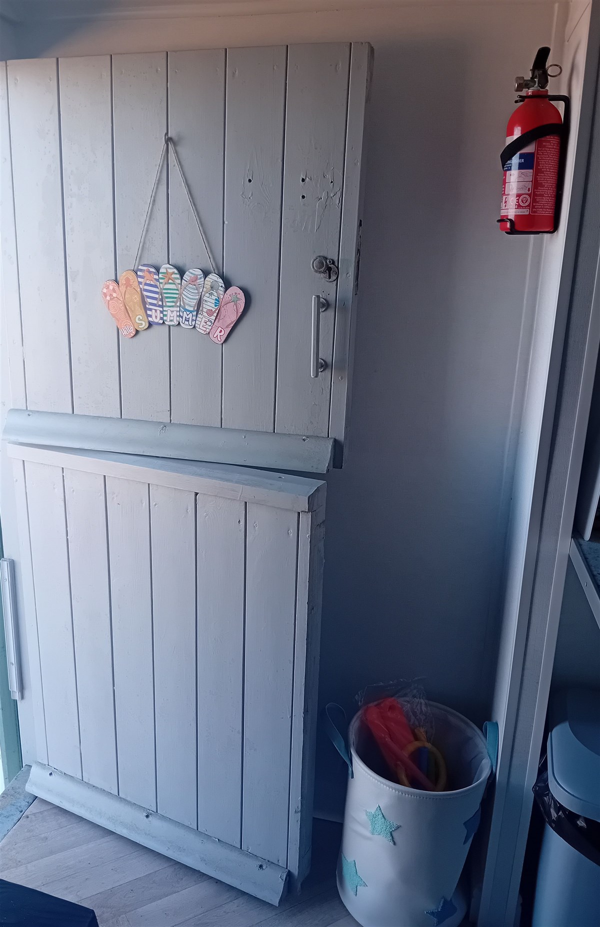 Stable door and fire extinguisher 