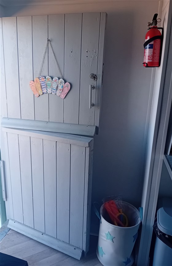 Stable door and fire extinguisher 
