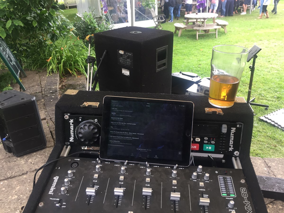 Nous organisons souvent des soirées musicales et un festival annuel de la bière. 