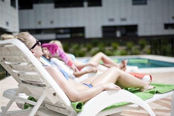 Détente au bord de la piscine