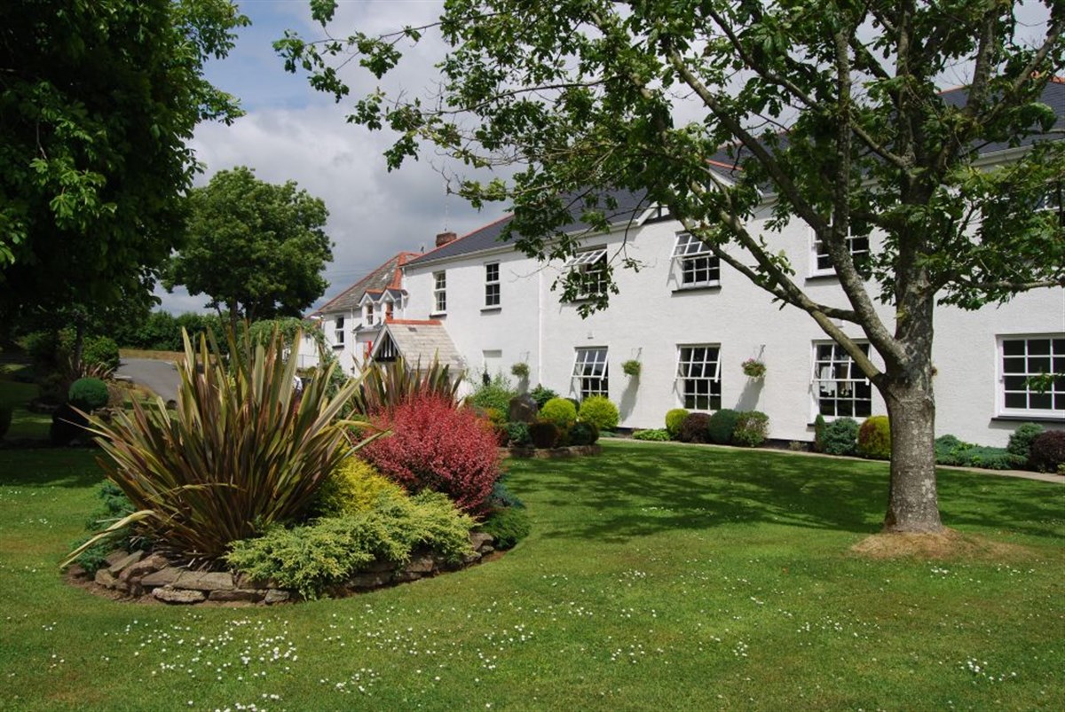 Les mendiants atteignent l'hôtel