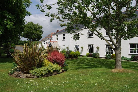 Les mendiants atteignent l'hôtel