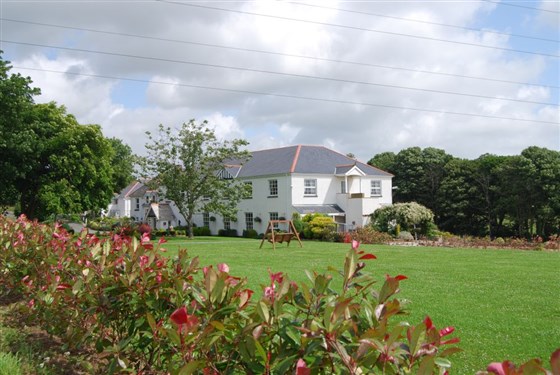 Jardin et façade de l'hôtel