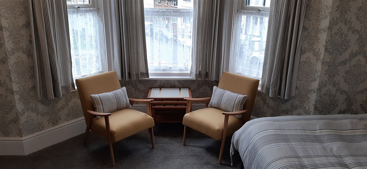 Nuevo gran baño Super King con sillas cómodas y refrigerador