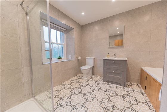 Cragg Cottage Bedroom 1 en suite Bathroom