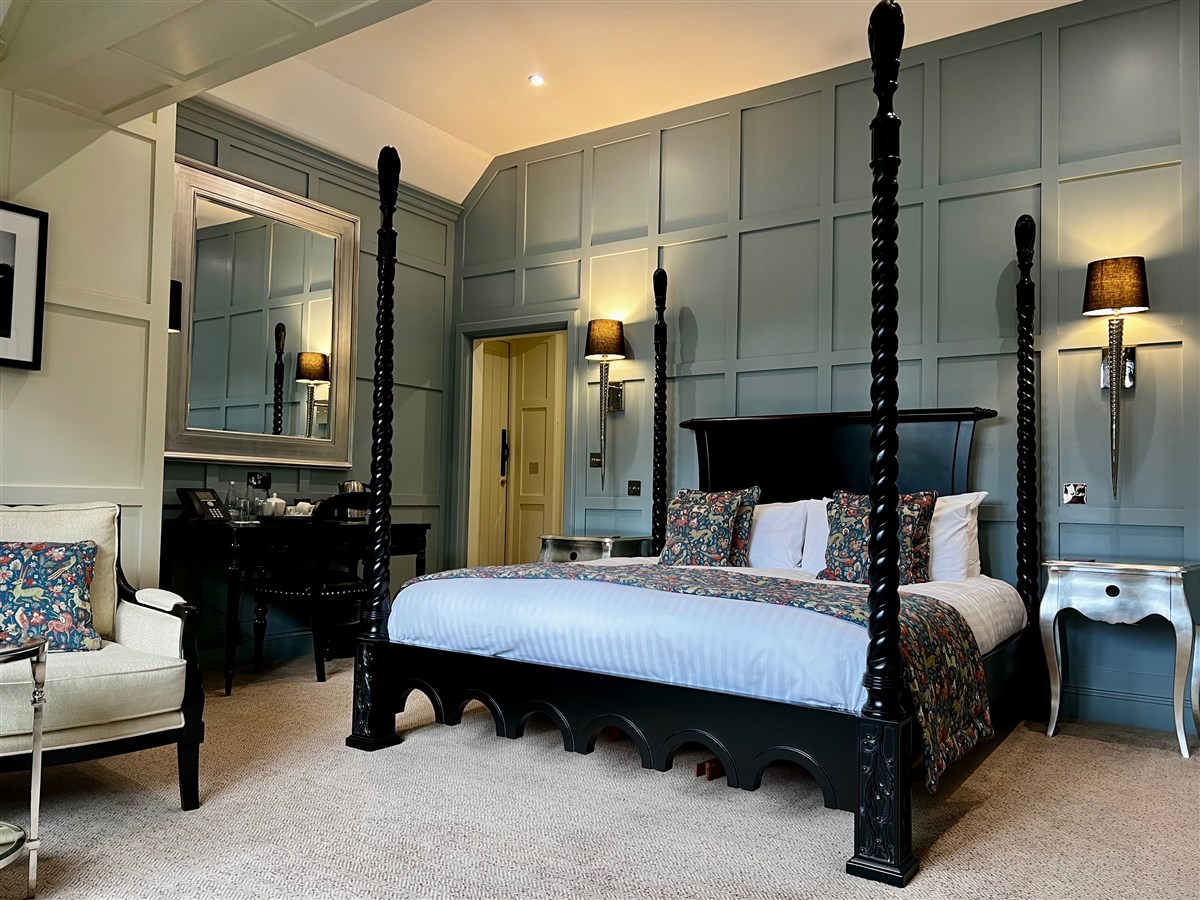 Venetian Four Poster bed No 43