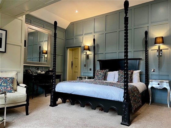 Venetian Four Poster bed No 43